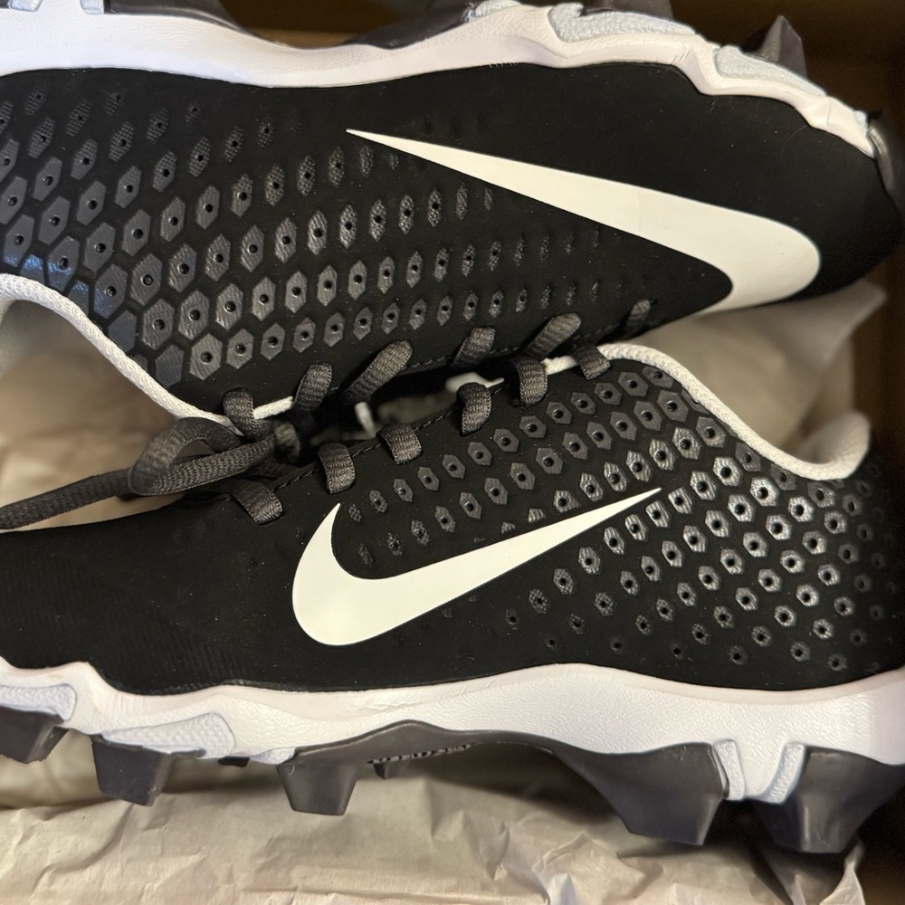 NEW IN BOX Nike Vapor Black and White Baseball Cleats - Picture 2 of 3